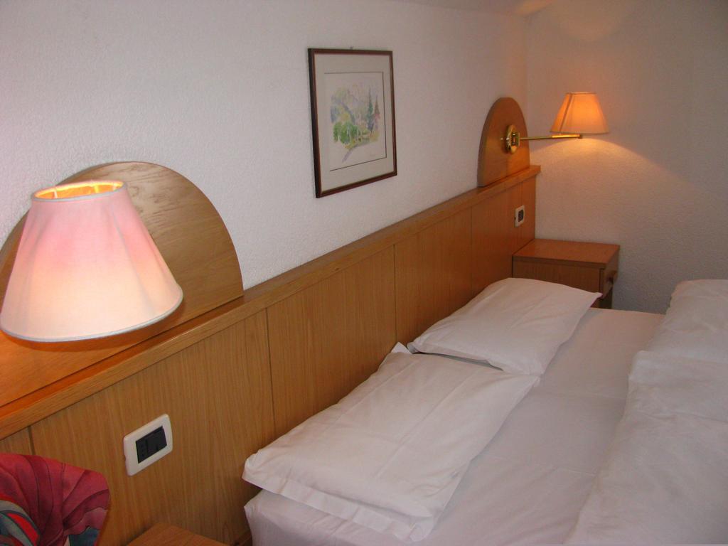 Hotel Nes Crepes Pozza di Fassa Pokoj fotografie