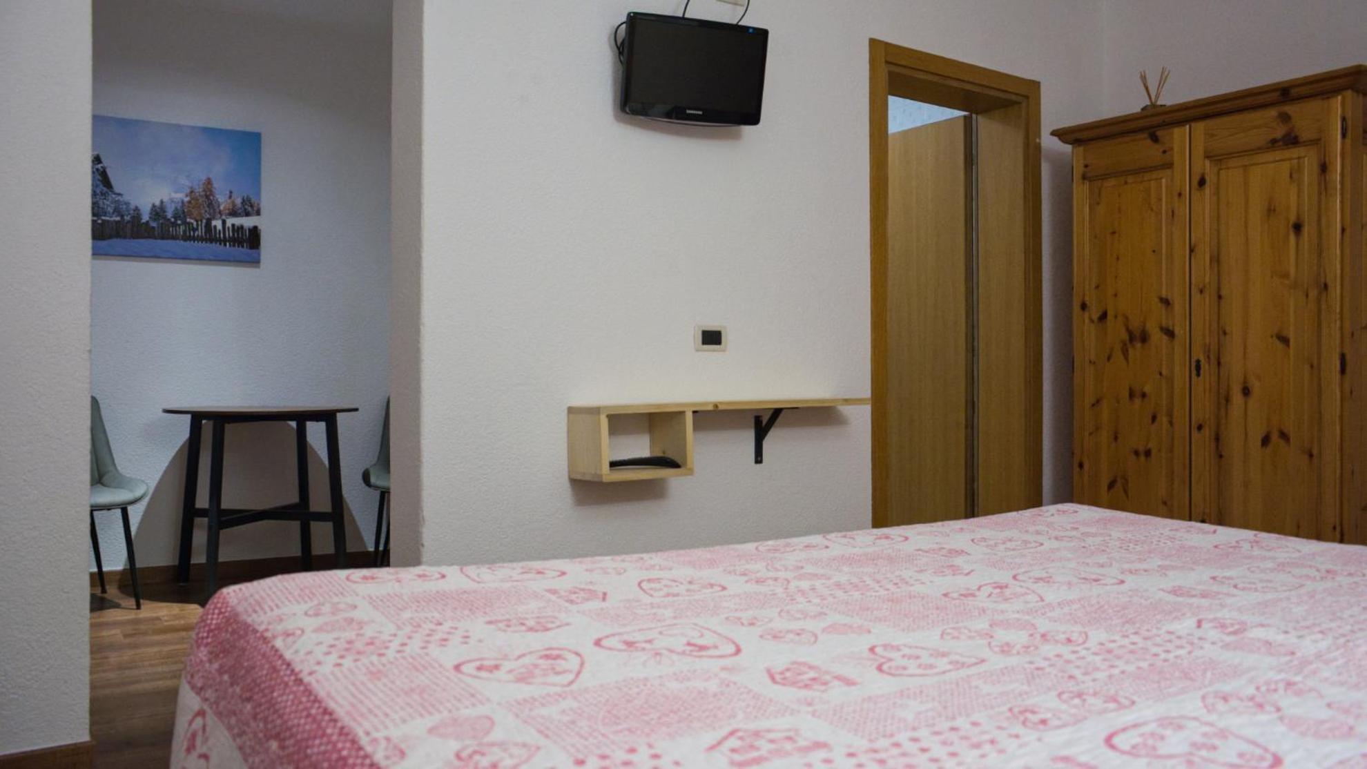 Hotel Nes Crepes Pozza di Fassa Pokoj fotografie