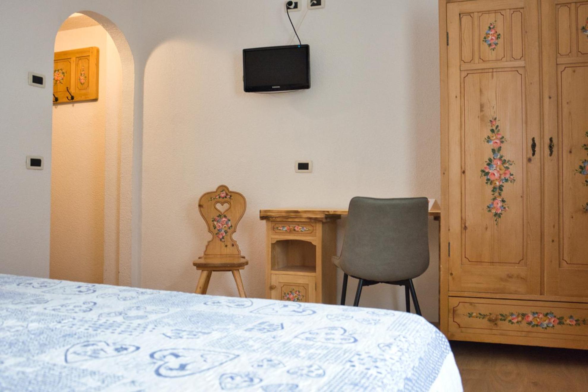Hotel Nes Crepes Pozza di Fassa Pokoj fotografie