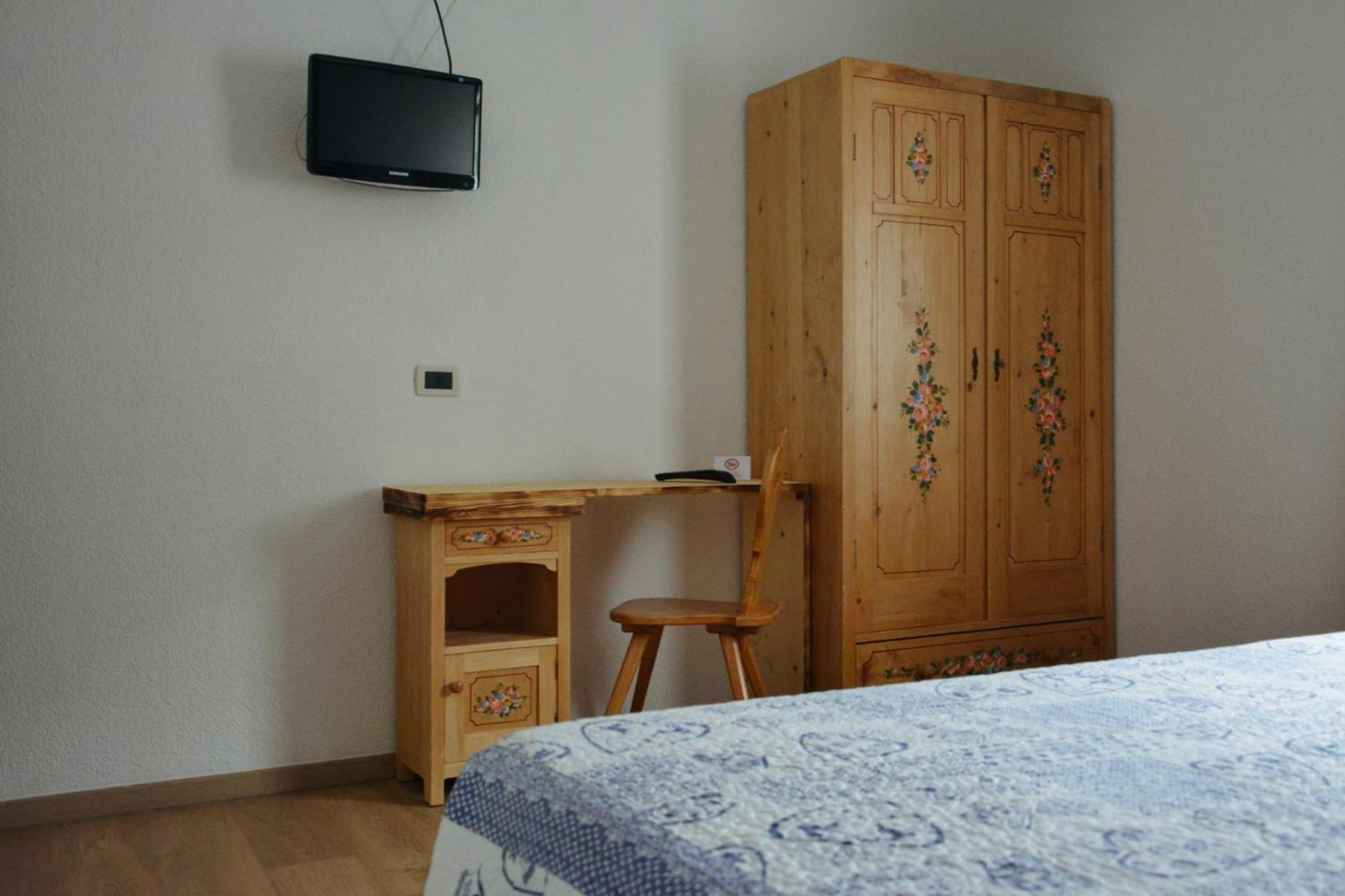 Hotel Nes Crepes Pozza di Fassa Pokoj fotografie