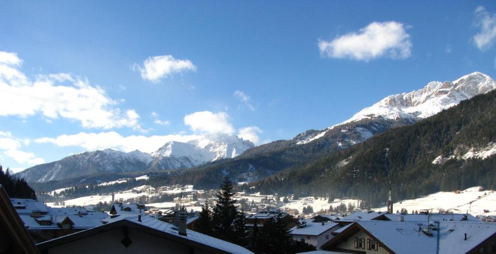 Hotel Nes Crepes Pozza di Fassa Pokoj fotografie